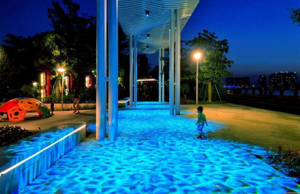 水文化广场中的led廊架灯光变换出蓝色水纹走进此处,仿佛进入海底打造