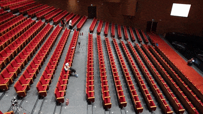 在市民公园建设项目东侧的尹桂芳大剧院项目现场记者看到,工作人员