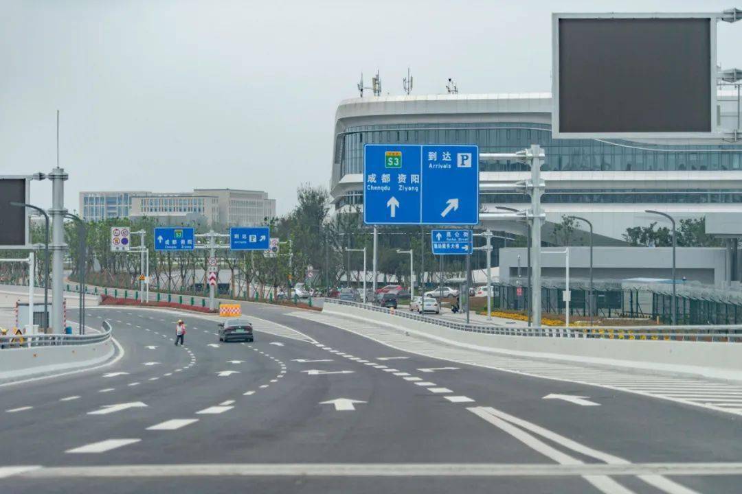 投运第一天资阳市民花样打卡成都天府国际机场