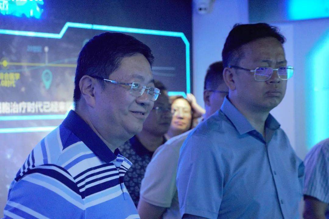 商会67上海市广西商会会长黄嘉棣陪同巴马县委书记大健康考察