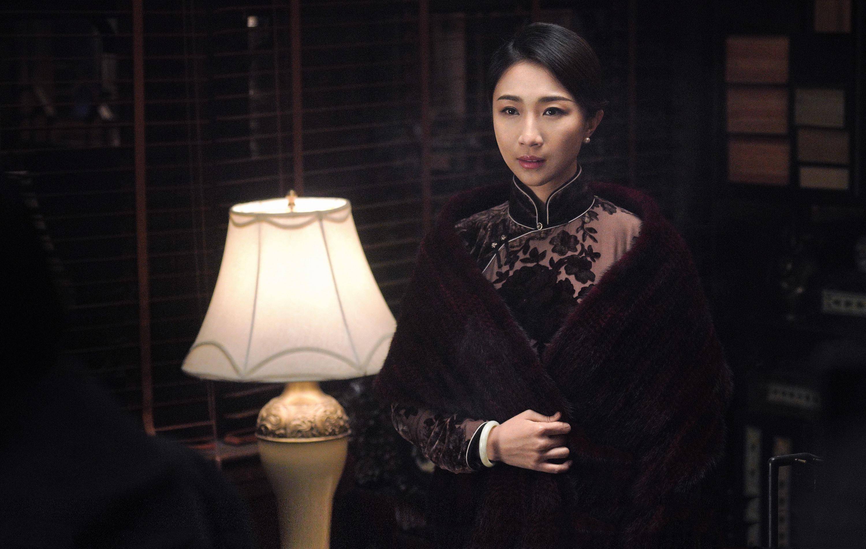 女方身材比例不输模特  6月27日,演员孙红雷携36岁妻子王骏迪一起出席