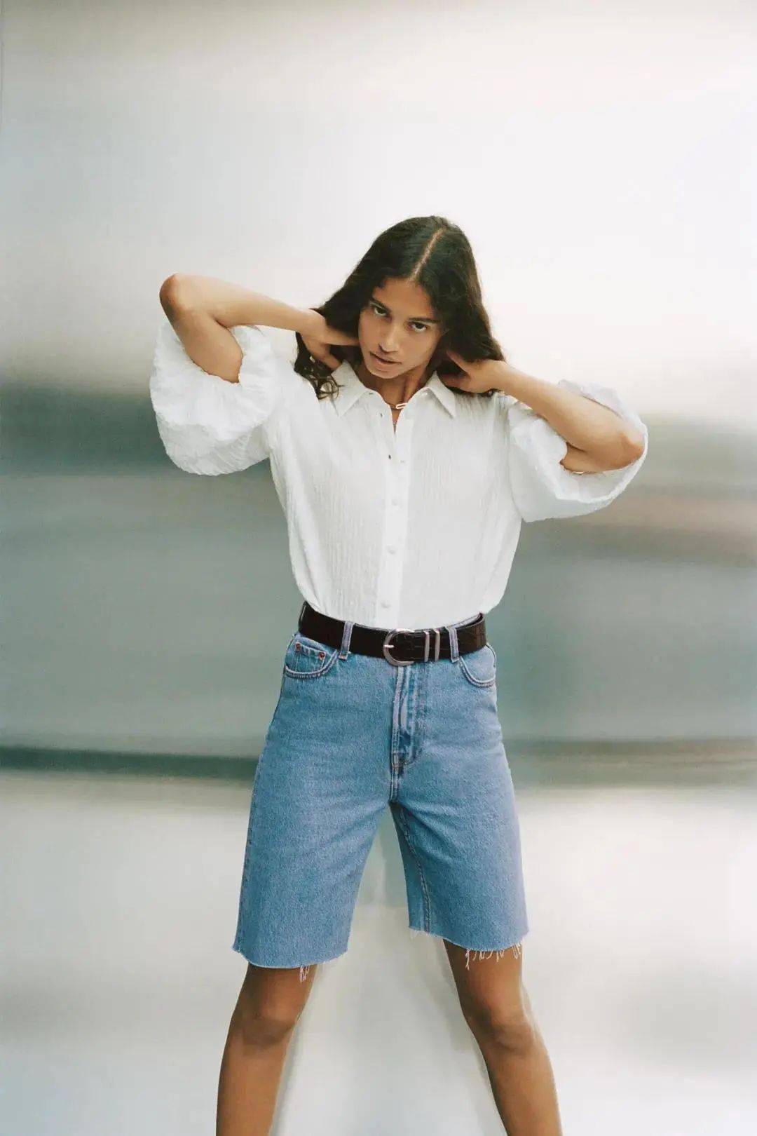 牛仔材质的百慕大短裤非常适合盐系女孩,搭配有设计感的上衣,日常不失