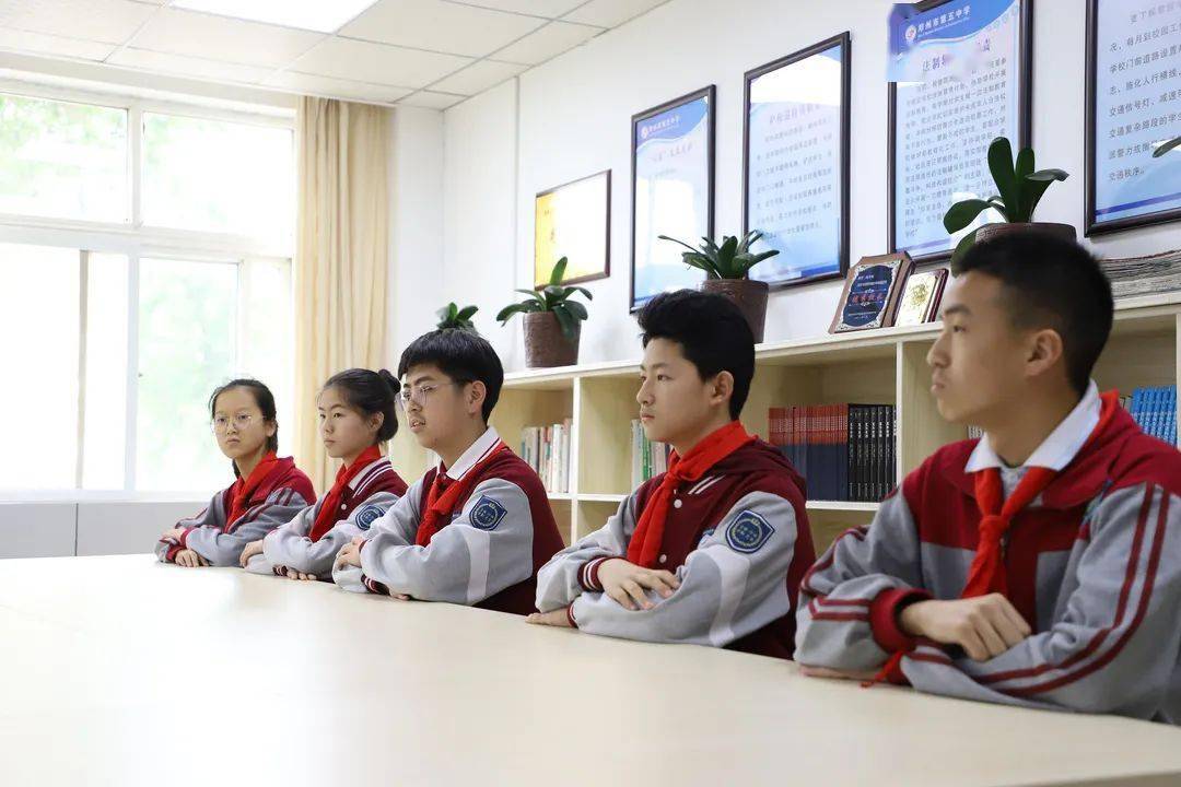 ""校长特别奖""荣誉校服",助推郑州五中党团队一体化建设迈上新台阶.