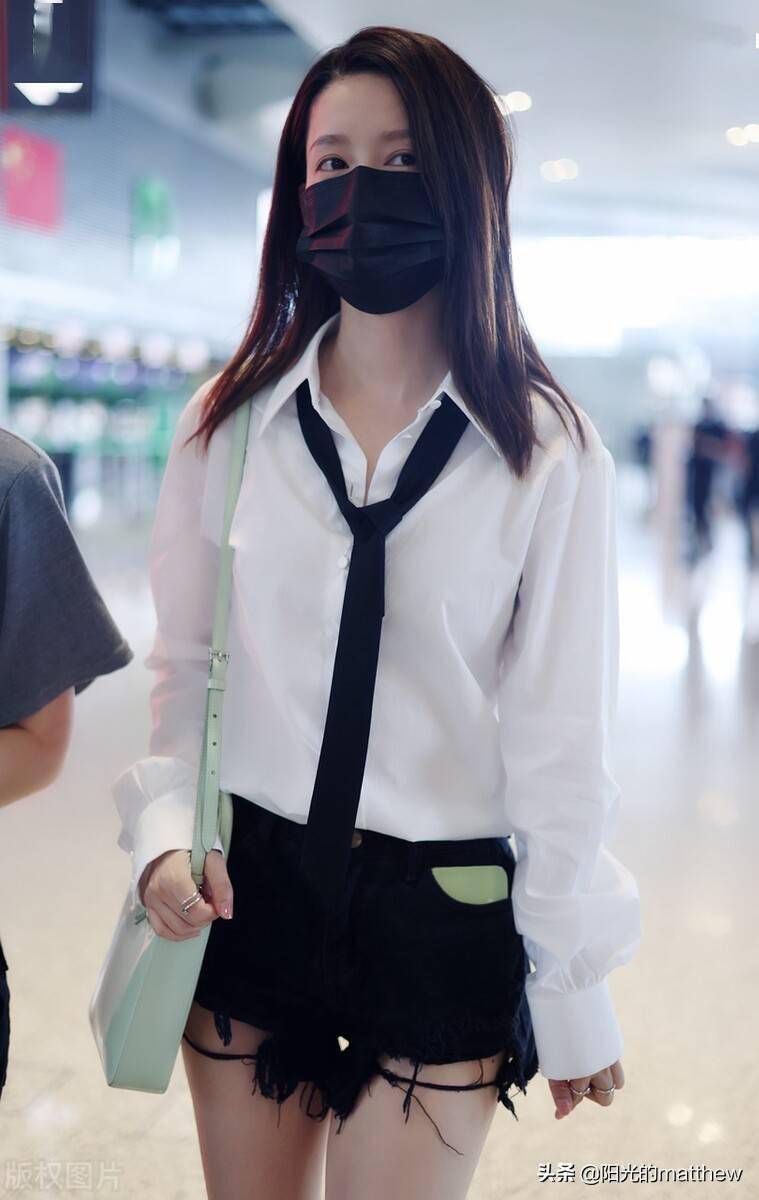 李沁身穿白衬衫系黑领带长发披肩慵懒惬意黑色热裤大秀漫画腿