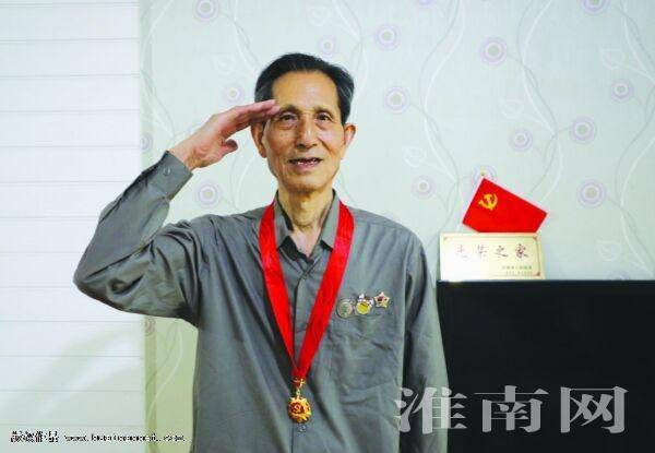 一声到一生到记淮南市光荣在党50年纪念章获得者钟玉龙