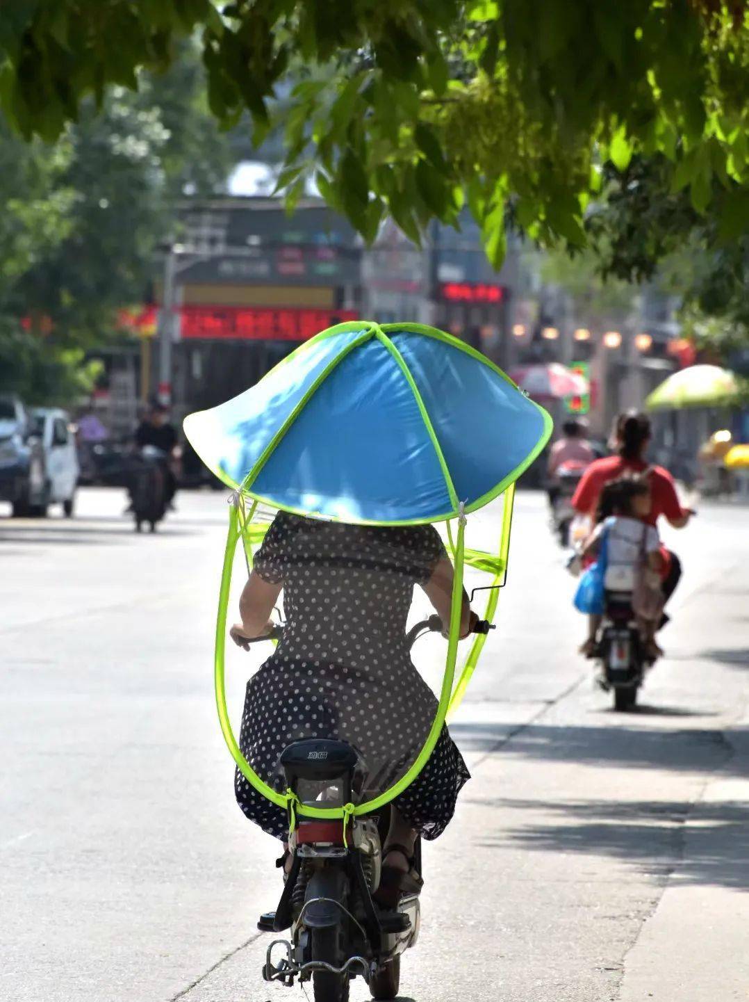 洪洞街拍热浪下的人们