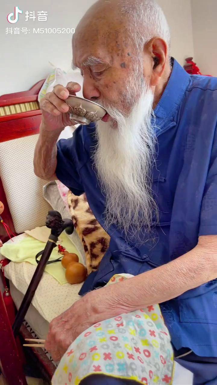 酒仙爷爷抿一口吃一口悠哉悠哉神仙爷爷健康喝酒福寿老仙翁