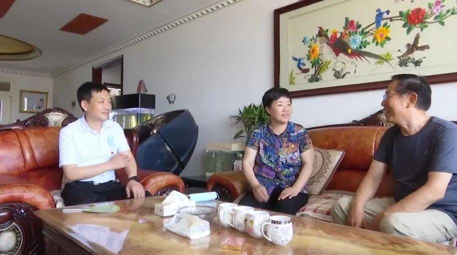 头条七一前夕县委书记路国云看望慰问离退休老干部老党员