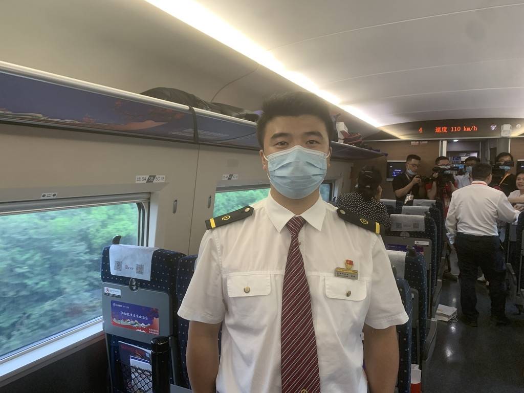 中國鐵路成都局集團有限公司成都機務段動車司機李朋快速:最快一個半