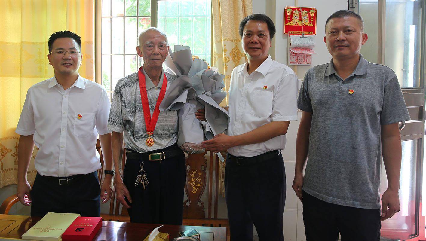 东莞寮步镇开展"七一"走访慰问活动 送去党的关怀和温暖_叶沃昌