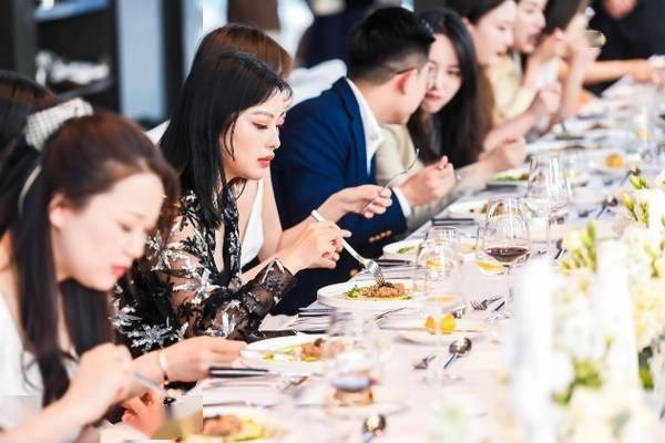 新人|重庆尼依格罗酒店华丽呈现“婚-艺”私享晚宴暨珠宝鉴赏沙龙