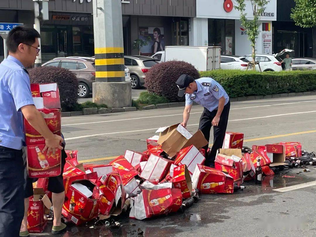 酒瓶碎了一地图片大全图片