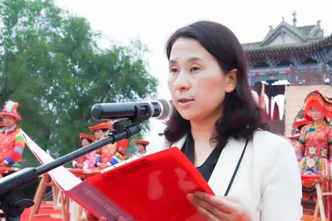 (县委常委,宣传部部长王正芳致辞)收针仪式现场,百名绣娘共同为党旗收