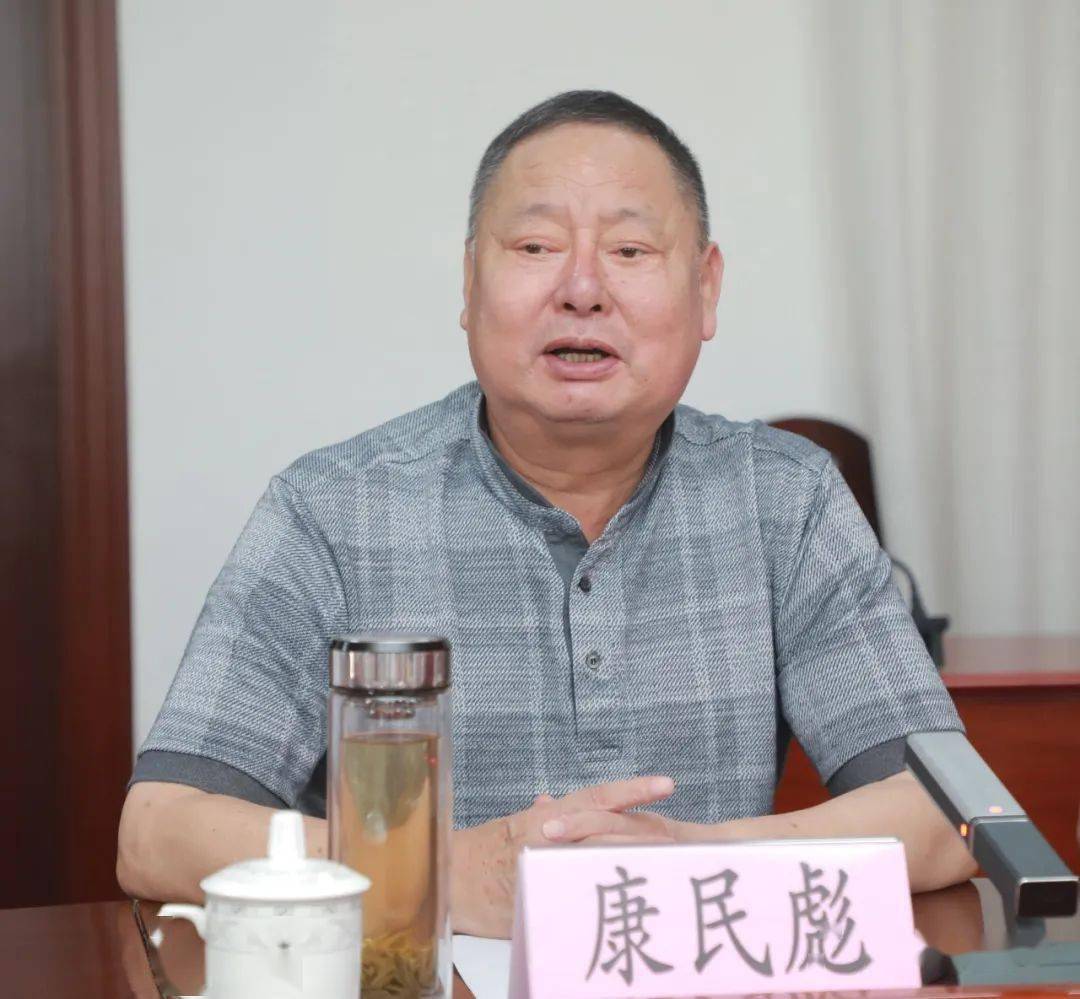 康民彪在签约仪式上讲话桂平市人民政府与湖北潜网生态小龙虾产业园