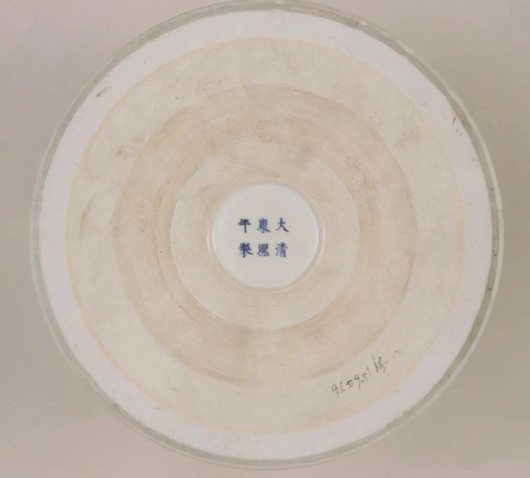 康熙瓷器玉璧底清代玉璧足的精品多出自康熙,雍正时期,其外圈足较明代