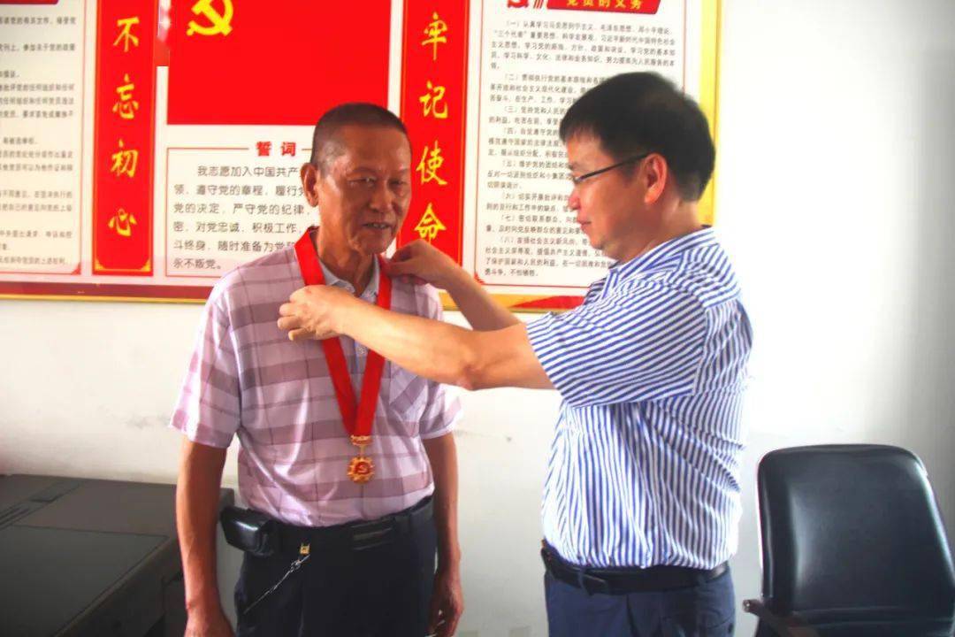 南安市卫健局党组书记,局长林振芳先后慰问蔡春色同志和曾永进同志,为