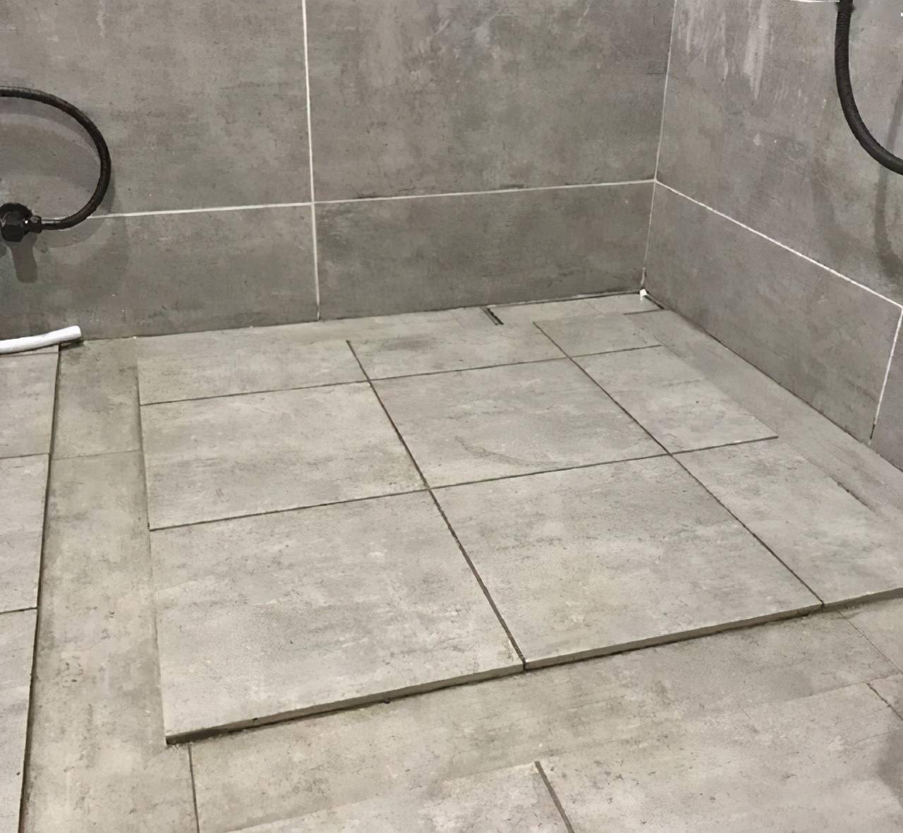 卫生间地面别再贴瓷砖了,头次见有钱人这样设计,下水快又防滑