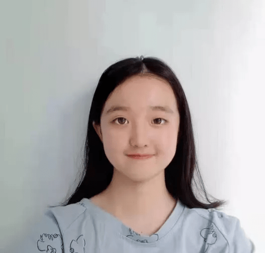 李猷朗读者介绍来自皋城中学初三(5)班,热爱阅读和音乐,对朗诵,舞蹈很