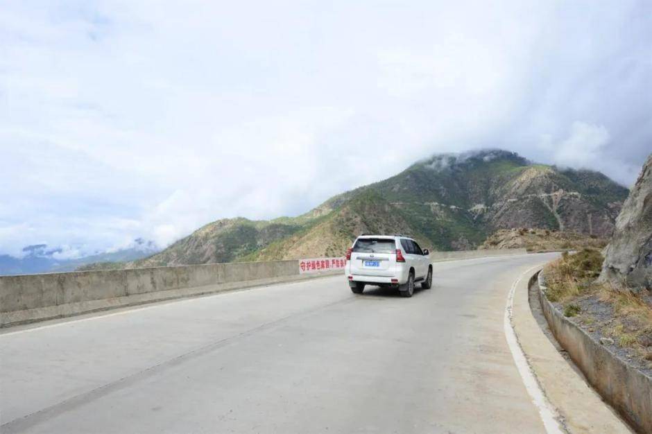 现在的卡杨公路木里县县长伍松心里有杆秤,他说:"如果不是因为杨房沟