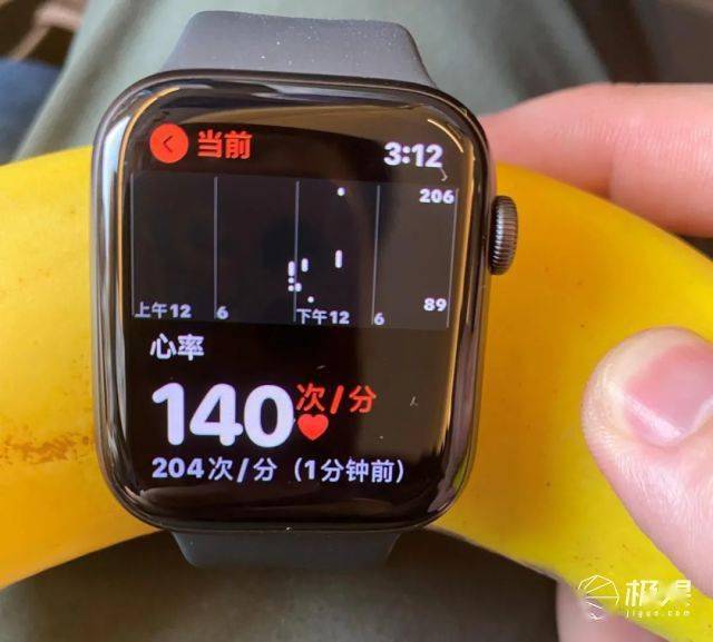 苹果手表要装心电图双手一碰就能测血压血糖也不远了