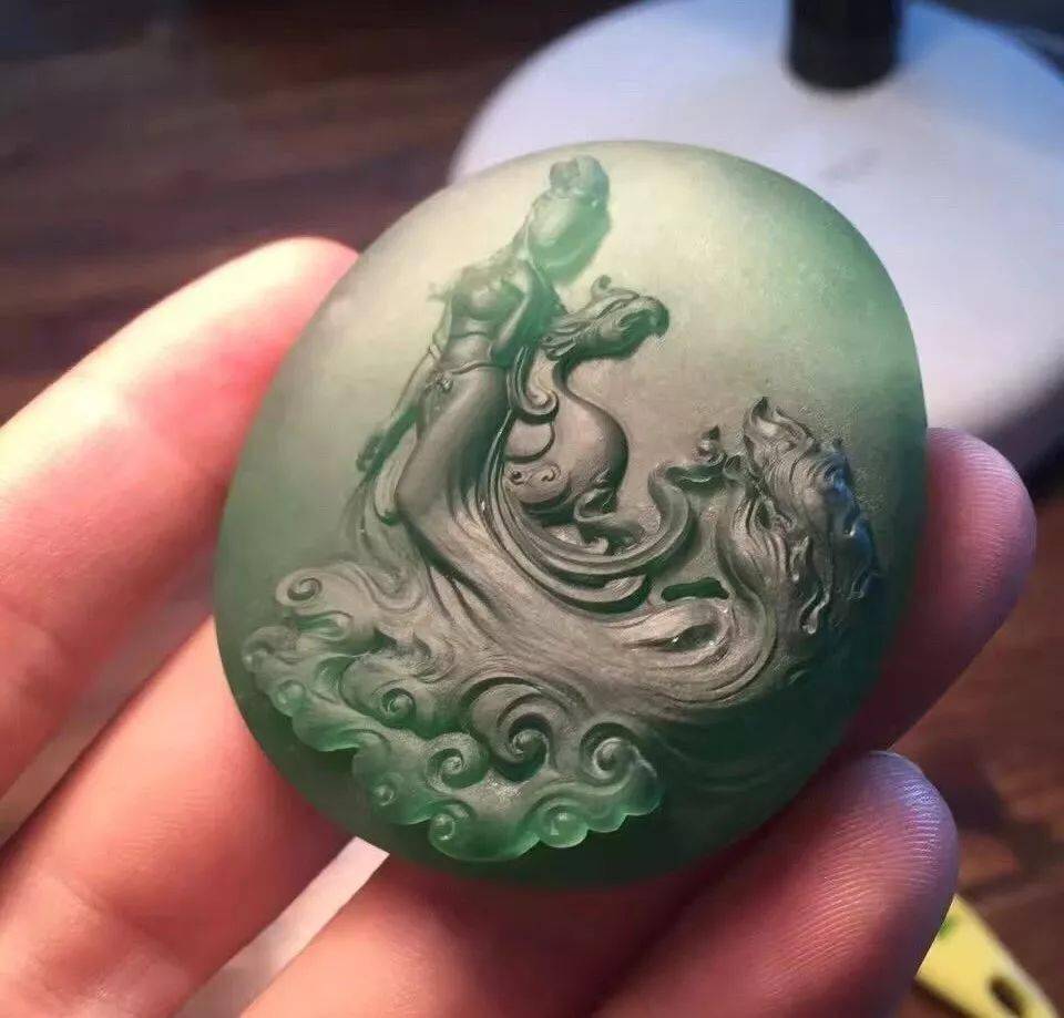 翡翠手镯芯俏色巧雕凤凰仙子细品一下真美恨不得马上拥有