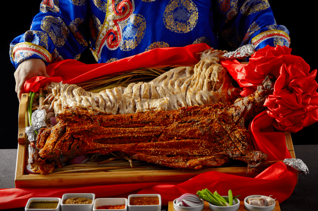 吃着烤羊赏歌舞紫光园在通州新开烤全羊餐厅转发就享重磅福利