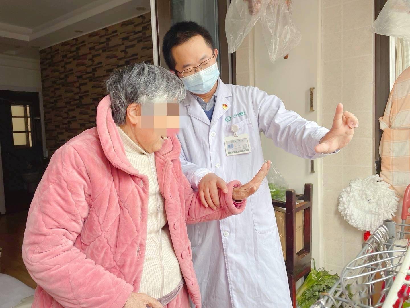 致敬科技工作者丁念一手呼吸机一手八段锦