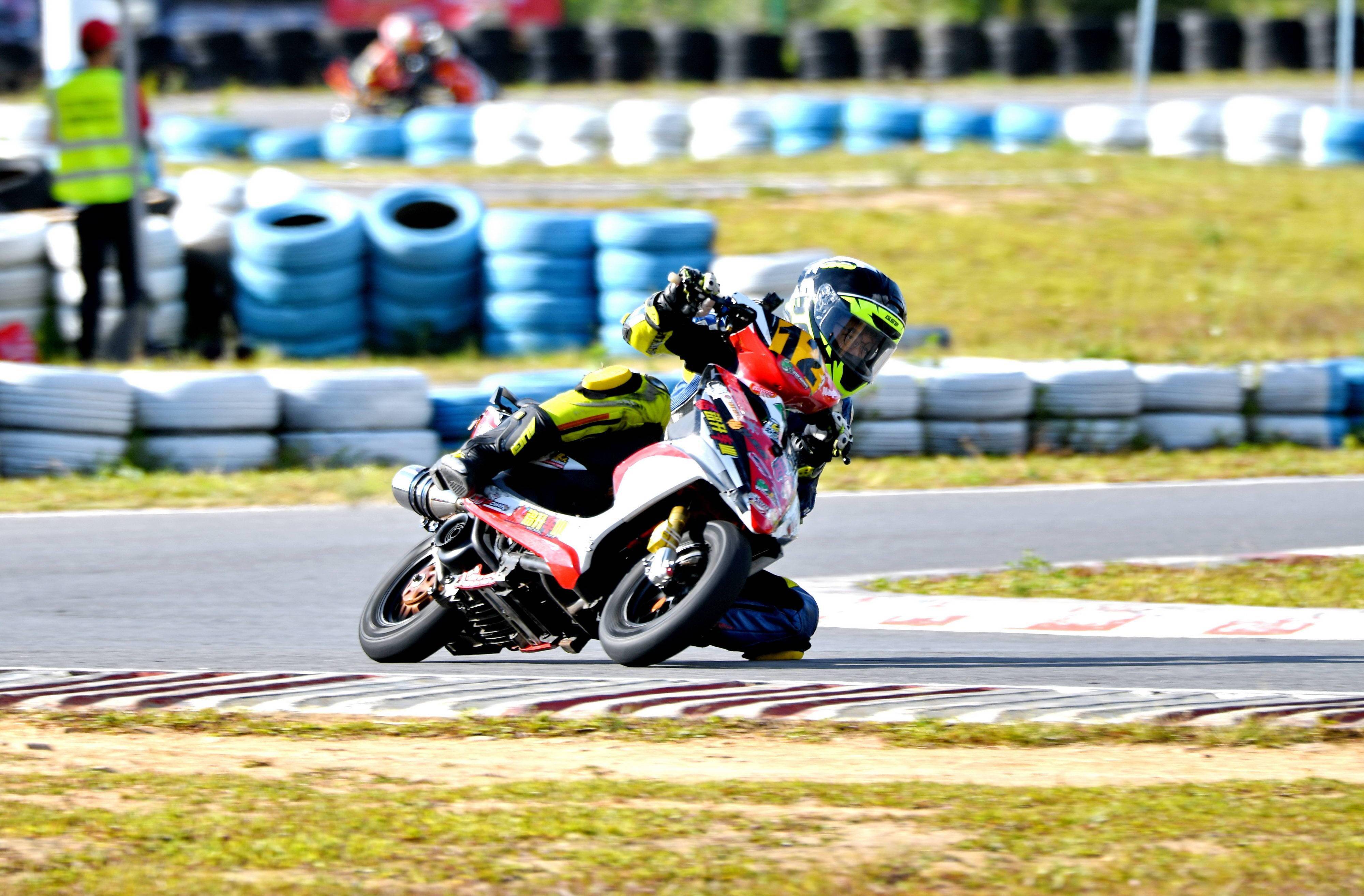 第一节的比赛,卢华锋与他的主要对手,驾驶 15 号车的曹海林有过一场