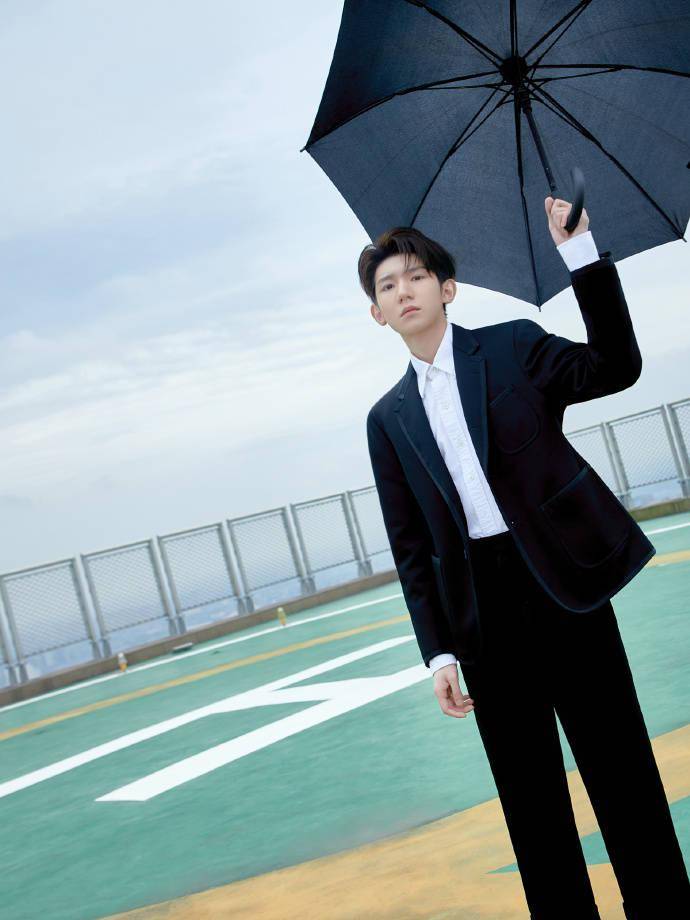 终于等到了,王俊凯王源同框,帝国女孩站起来了