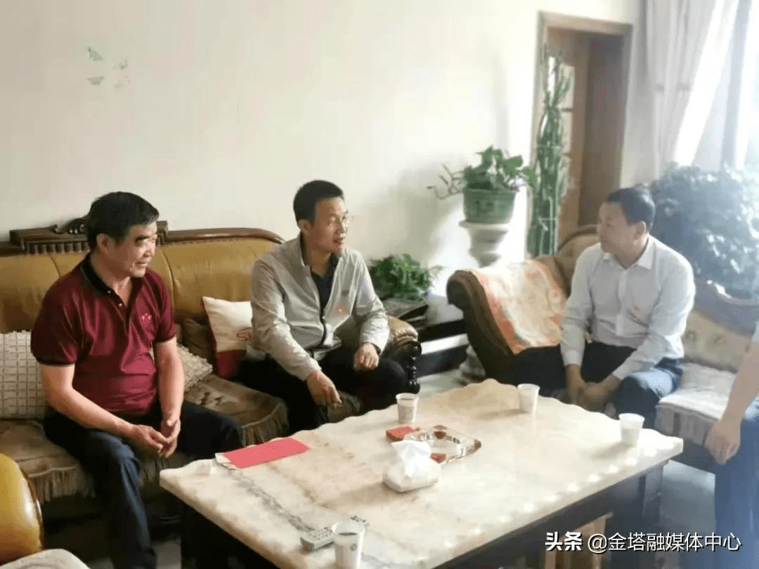 在老党员白加仓家中,县委常委,组织部长刘兴刚向他致以节日的问候