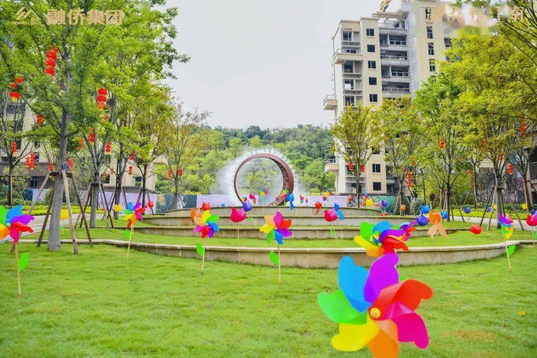 从开启交房旅程的那一刻起,贴心的服务就已如影随形:仪式感十足的巨幅