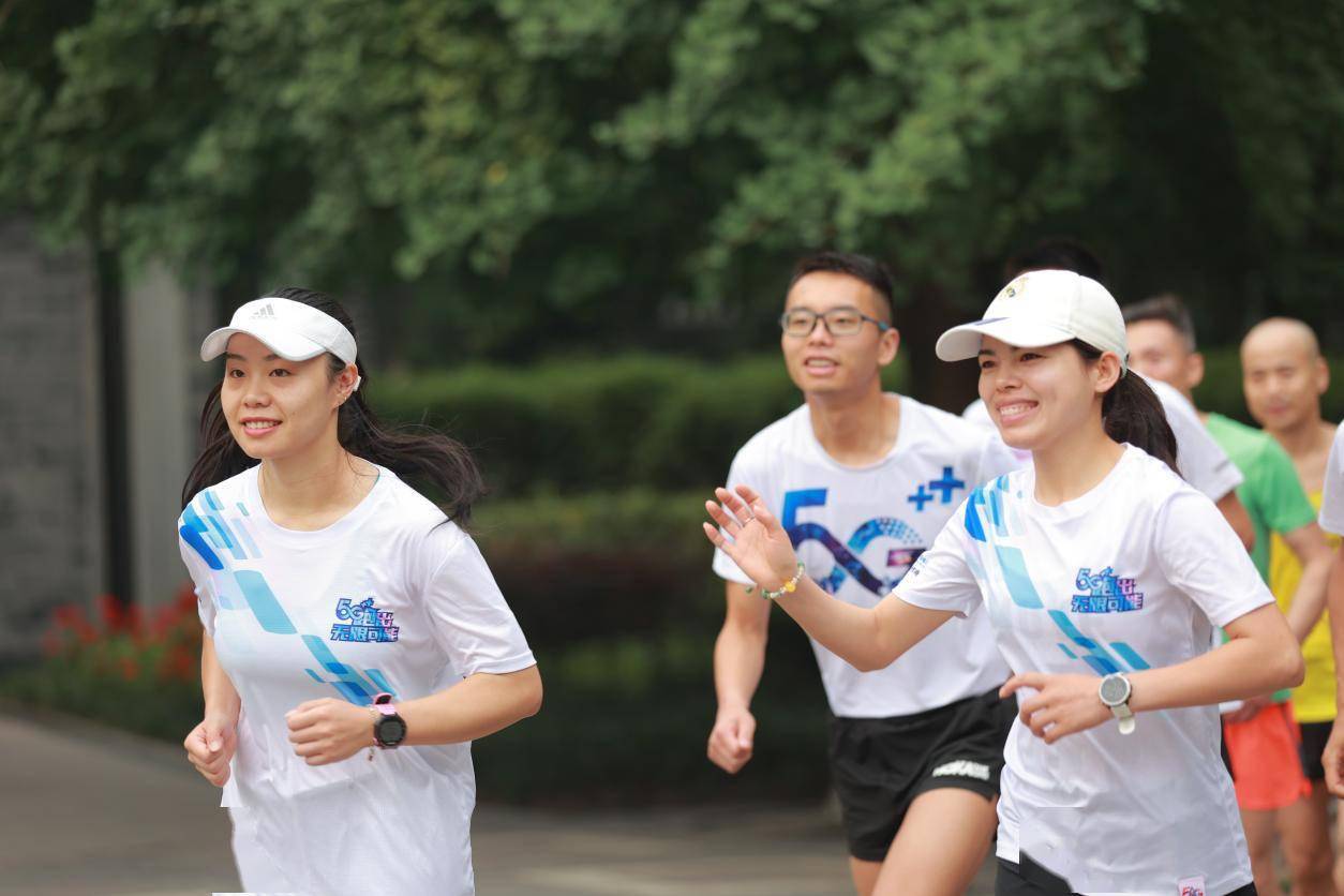 正青春奋斗跑四川跑友qu社区夜跑喜迎辉煌百年