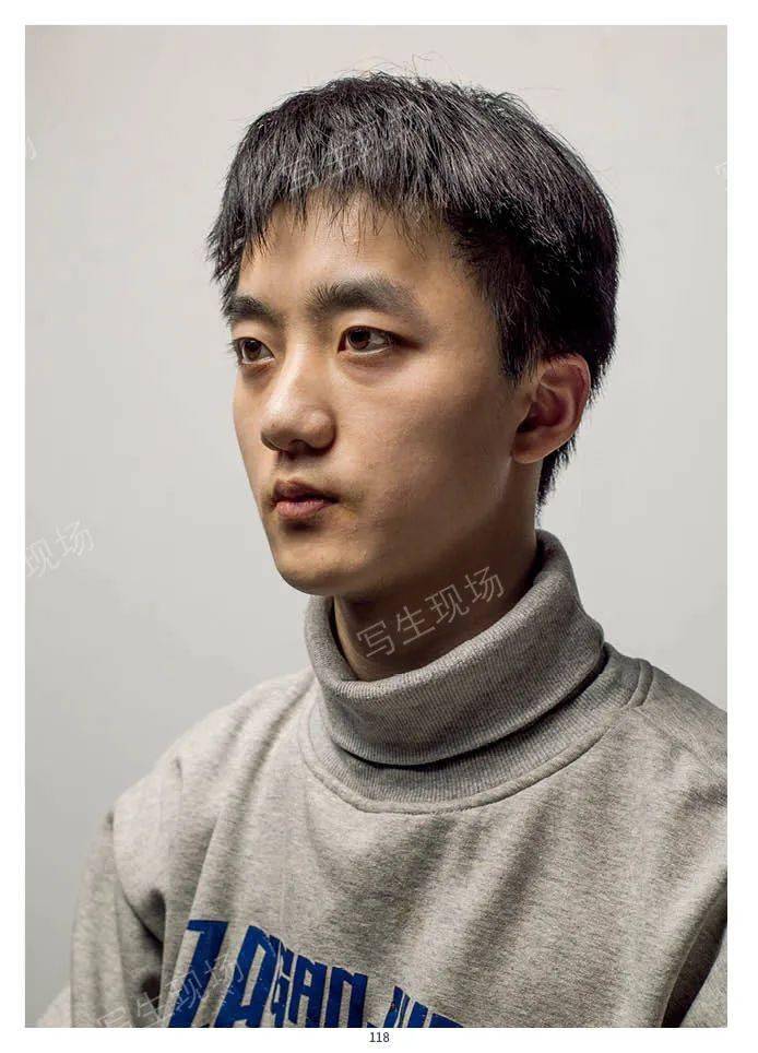 写生现场肖像照片在形体饱满程度和黑白灰层级关系上做了加强光影关系