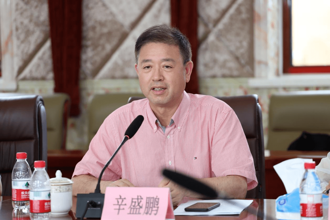 中国兽医协会秘书长辛盛鹏做总结发言