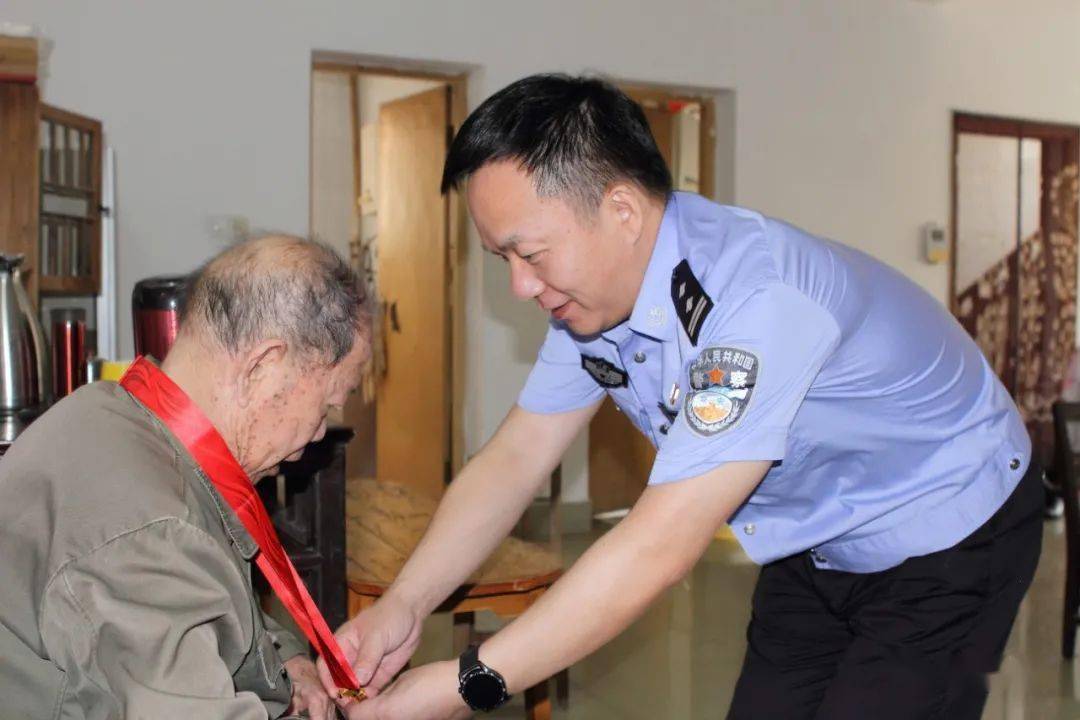 近日,局领导付智勇,徐刚走访部分党龄50年以上的老党员,转达市局党委
