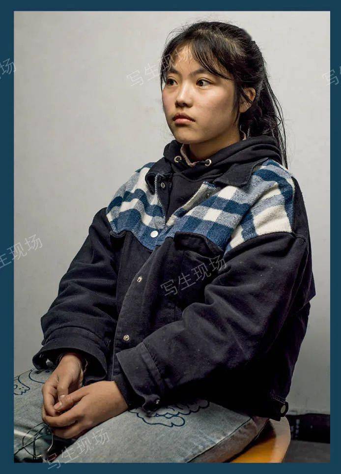 《写生现场肖像照片》在形体饱满程度和黑白灰层级关系上做了加强,光