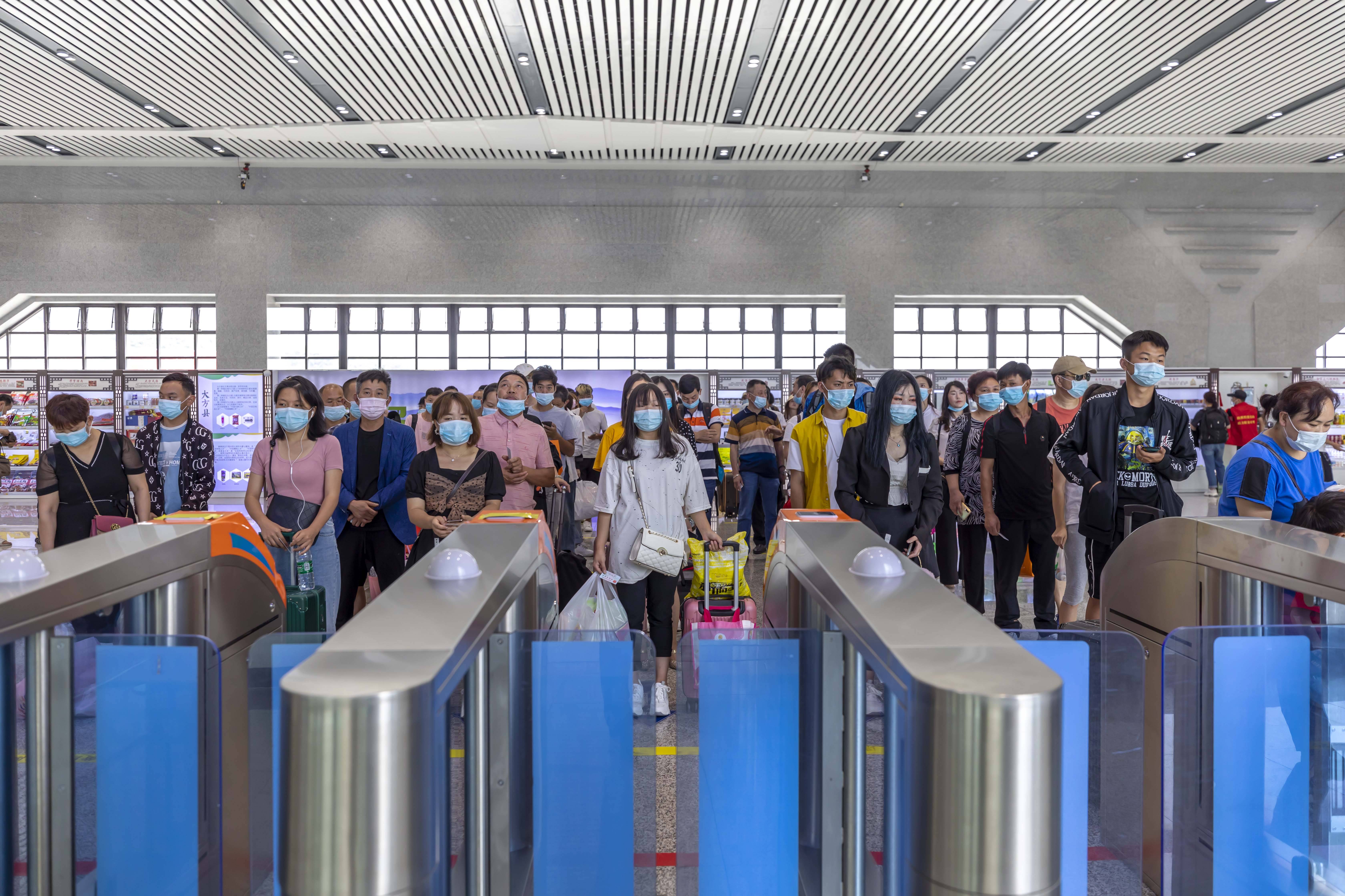 7月1日,旅客在贵州省黔西高铁站排队候车.