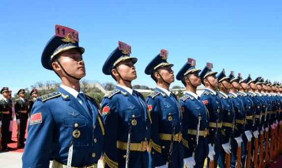 帅气的仪仗官兵是这样"炼"成的_训练场