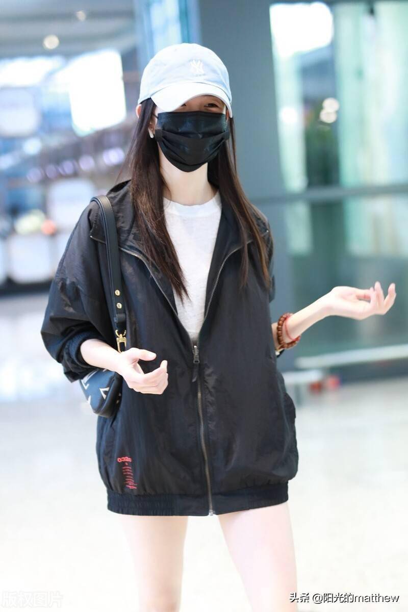 街拍:刘浩存头戴淡蓝色棒球帽,黑色外套白色连衣裙休闲随性