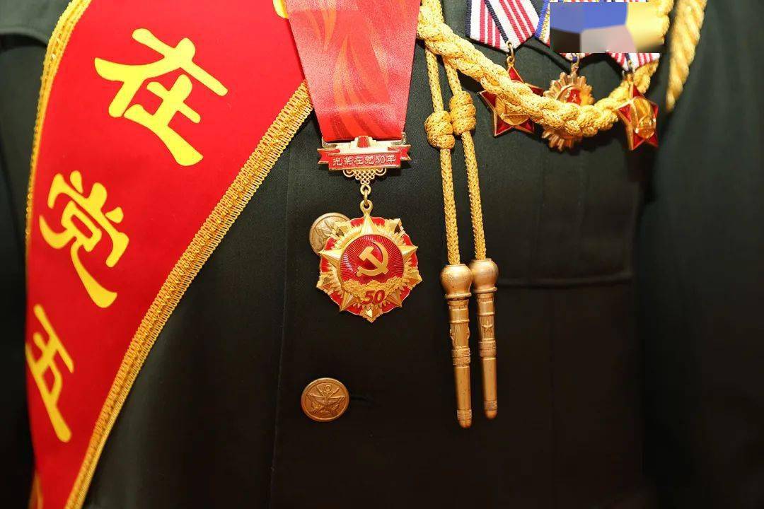 建党百年滚烫的心当老兵收到光荣在党50年纪念章那一刻