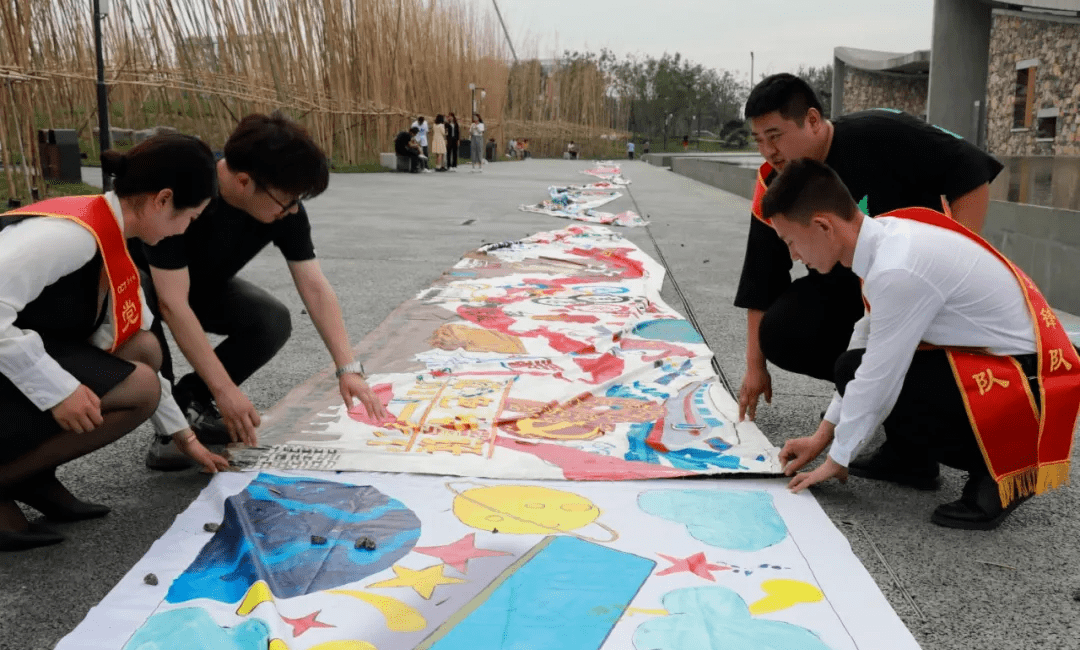手绘百米长卷献礼建党百年淄博大学生向党献上真诚祝福