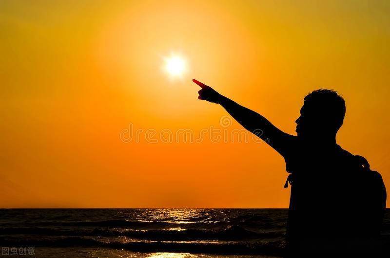 一个人面朝太阳的图片图片