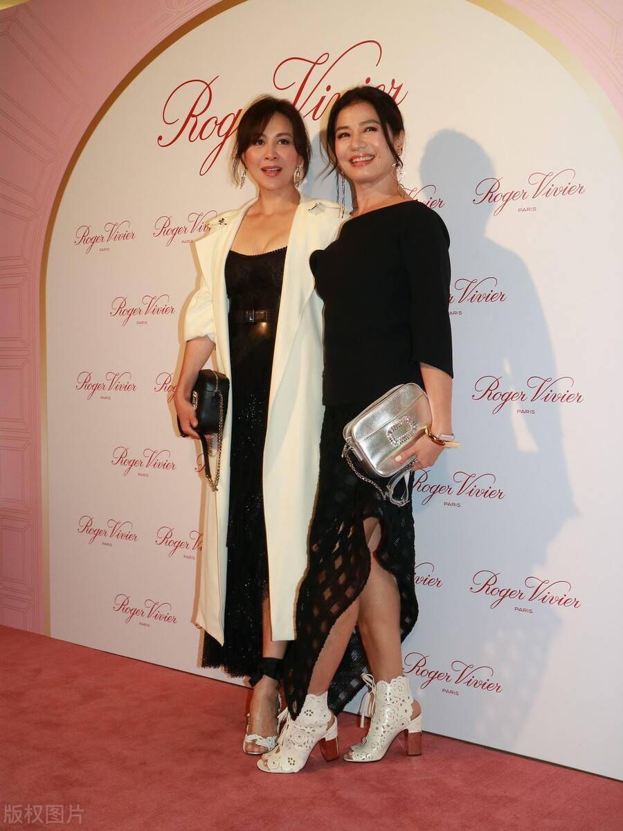 刘嘉玲钟楚红搂腰合影同穿黑色长裙气质不同一个妩媚一个贵气