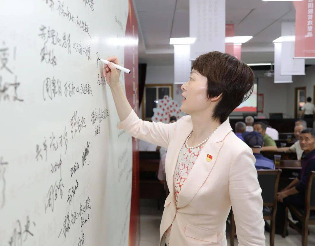 7月2日上午,浦东新区区委常委,常务副区长董依雯来到党支部工作联系点