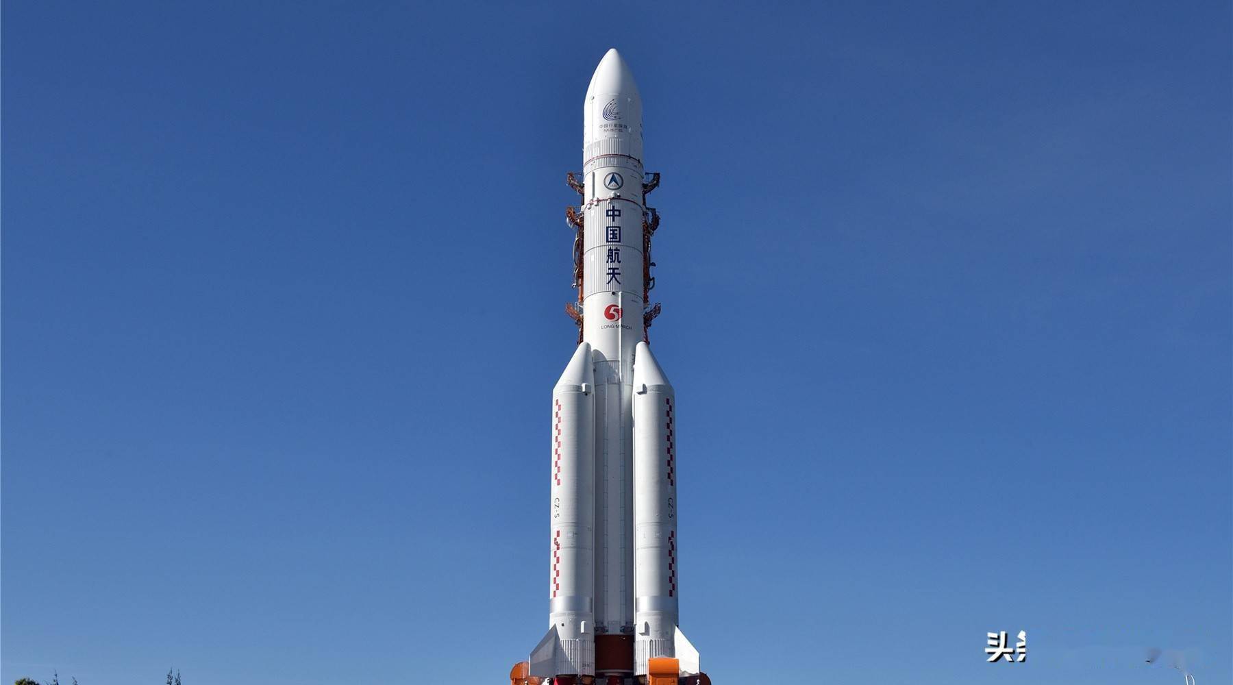 在内的一应物品皆在于此,而登月舱则是载人登月的专用设备,由上升段