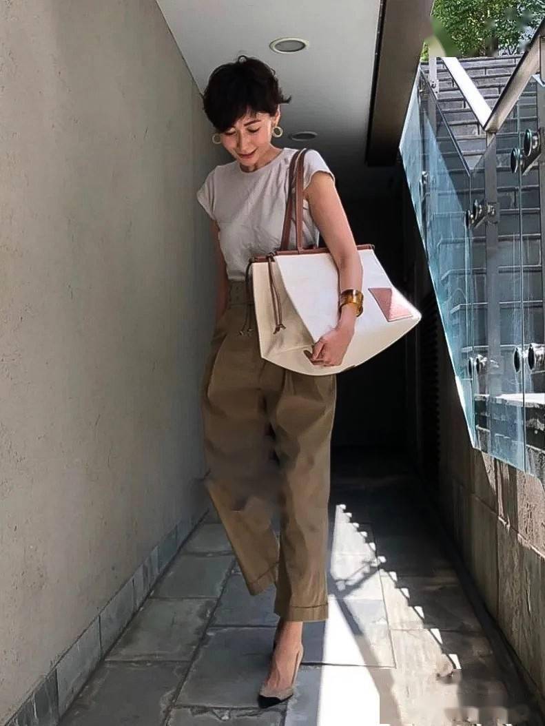 50岁女人的优雅穿搭,日本大龄博主的搭配示范,时髦减龄又显气质