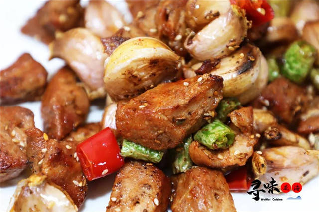 威海塔山宾馆的蒜子炒梅肉便是一道风味佳品.