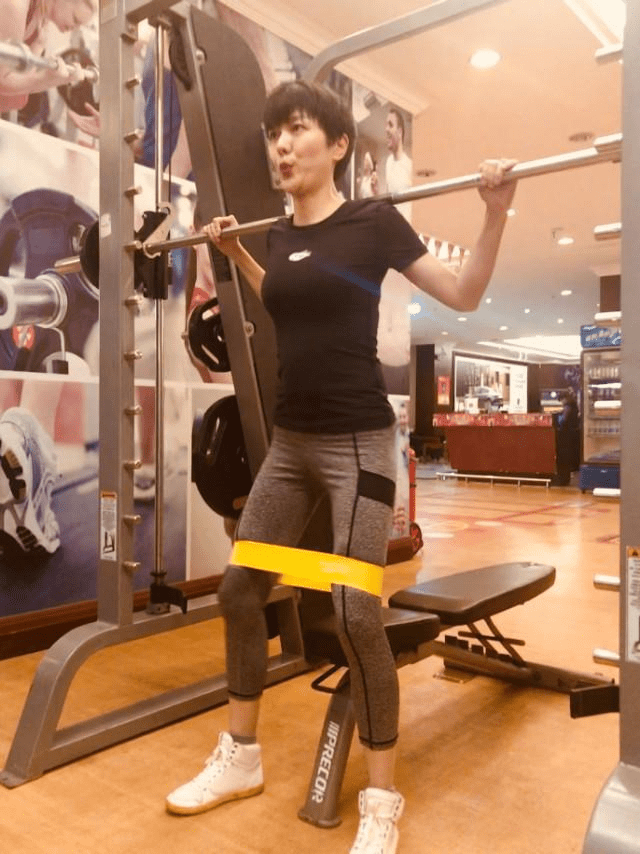 汪涵妻子杨乐乐被强制执行43岁复出状态疲惫穿衣风格简约干练