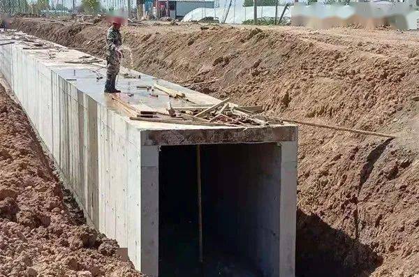 工程通过疏浚团结河及铁路两侧排水沟,新建钢筋混凝土地下排水暗渠