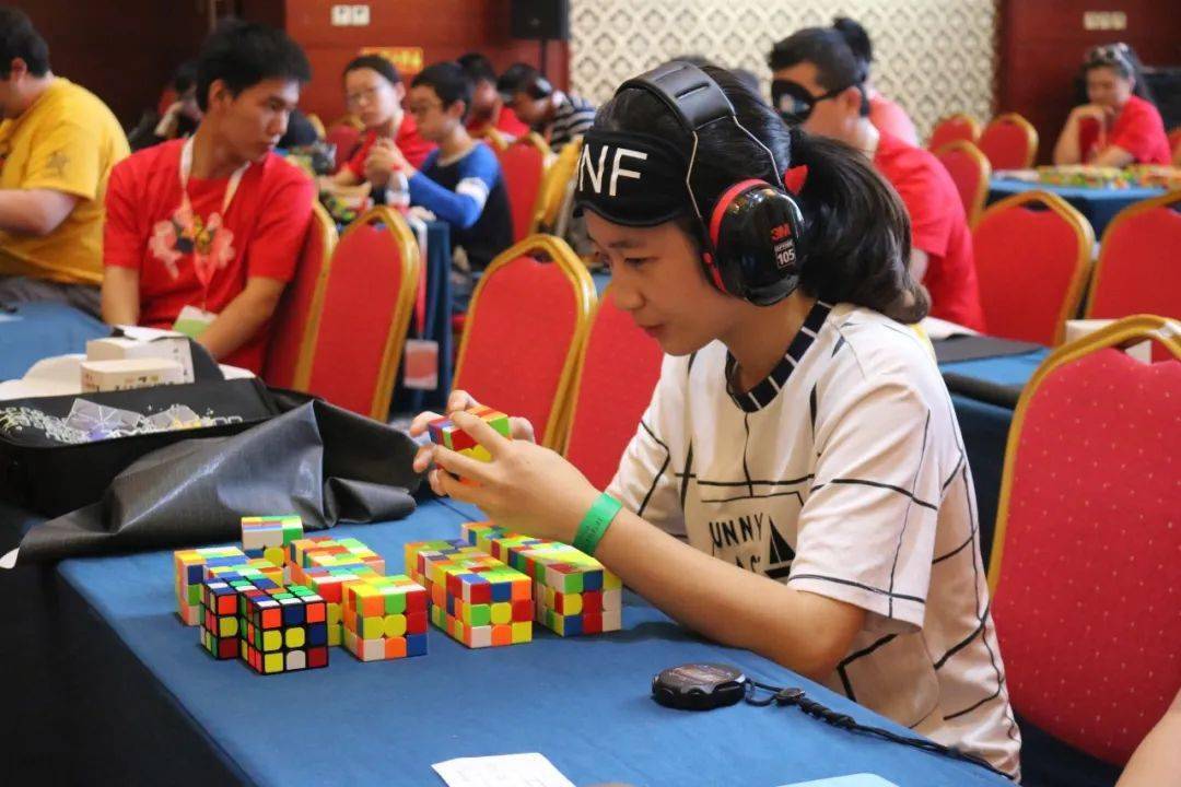 这位24岁的温州姑娘,刷新亚洲记录!_魔方